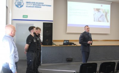 Klasy mundurowe i maturalne na spotkaniu ze studentami penitencjarystyki SWWS w Kaliszu